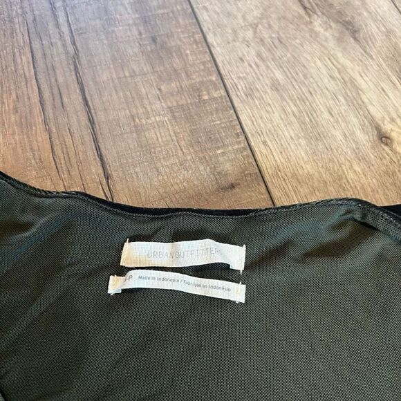 Urban Outfitters Green Velvet Wrap
Style Romper S - Picture 4 of 11